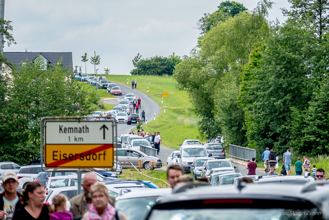 Foto: Martin Zehrer - Tag der offenen Tür auf der Schustermühle in Eisersdorf bei Kemnath. Die Besucher strömten herbei. Von Eisersdorf bis nach Kemnath und rund herum parkten die Autos. 