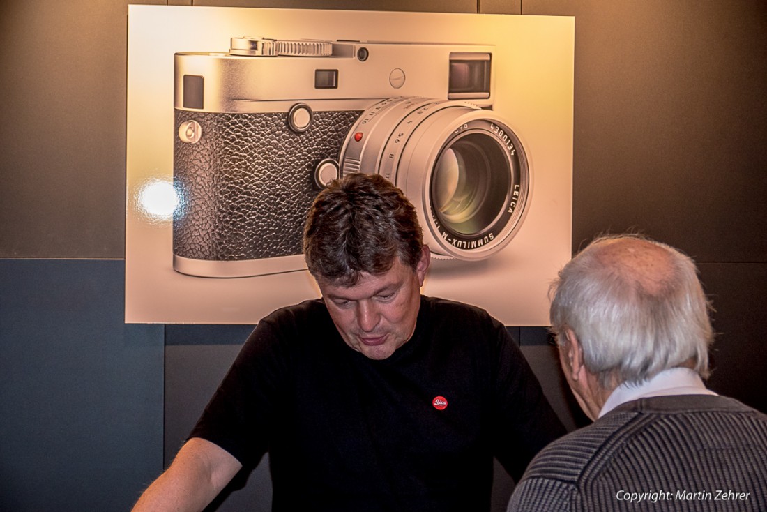 Foto: Martin Zehrer - Der freundliche Mann vom Leica-Messestand. Hier hielt ich mich lange auf und wurde bestens beraten. Tatsächlich hatte ich mich gleich mit einem Leica-Modell angefreundet. 