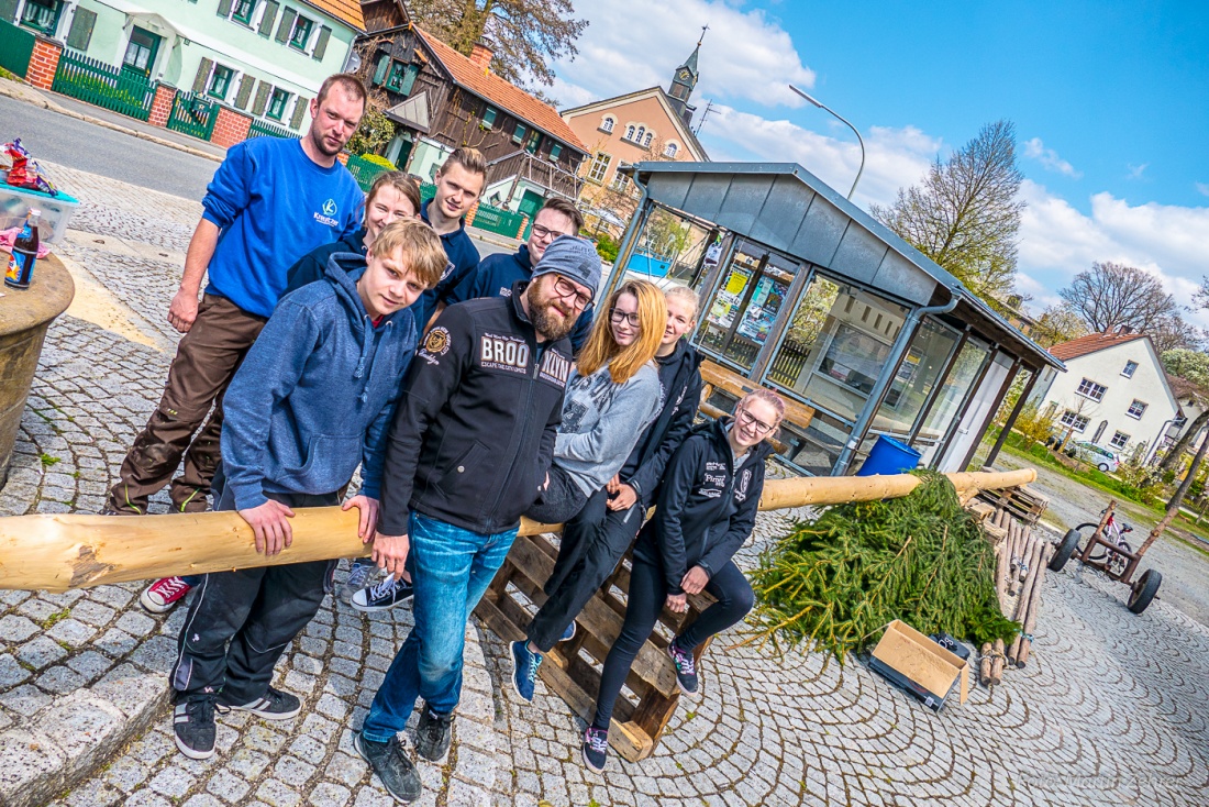 Foto: Martin Zehrer - 30. April 2017 - Die Speichersdorfer Kirwa-Madln und Buam richten ihren neuen Maibaum zum Aufstellen her. <br />
<br />
Ihr alter Baum wurde von dem Kemnather Burschenverein geklau 