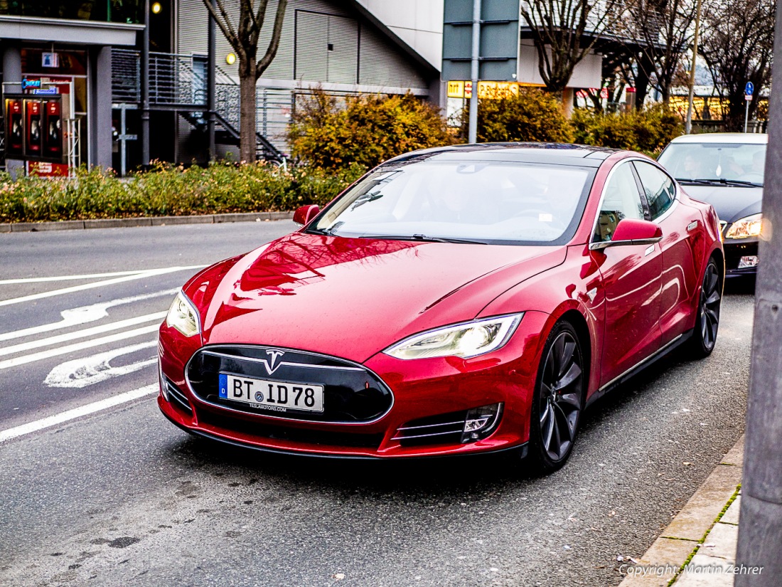 Foto: Martin Zehrer - T im Kühler-Grill... Ein TESLA MODEL S, gesehen in Bayreuth an der Ampel in der Nähe des Rotmaincenters... 