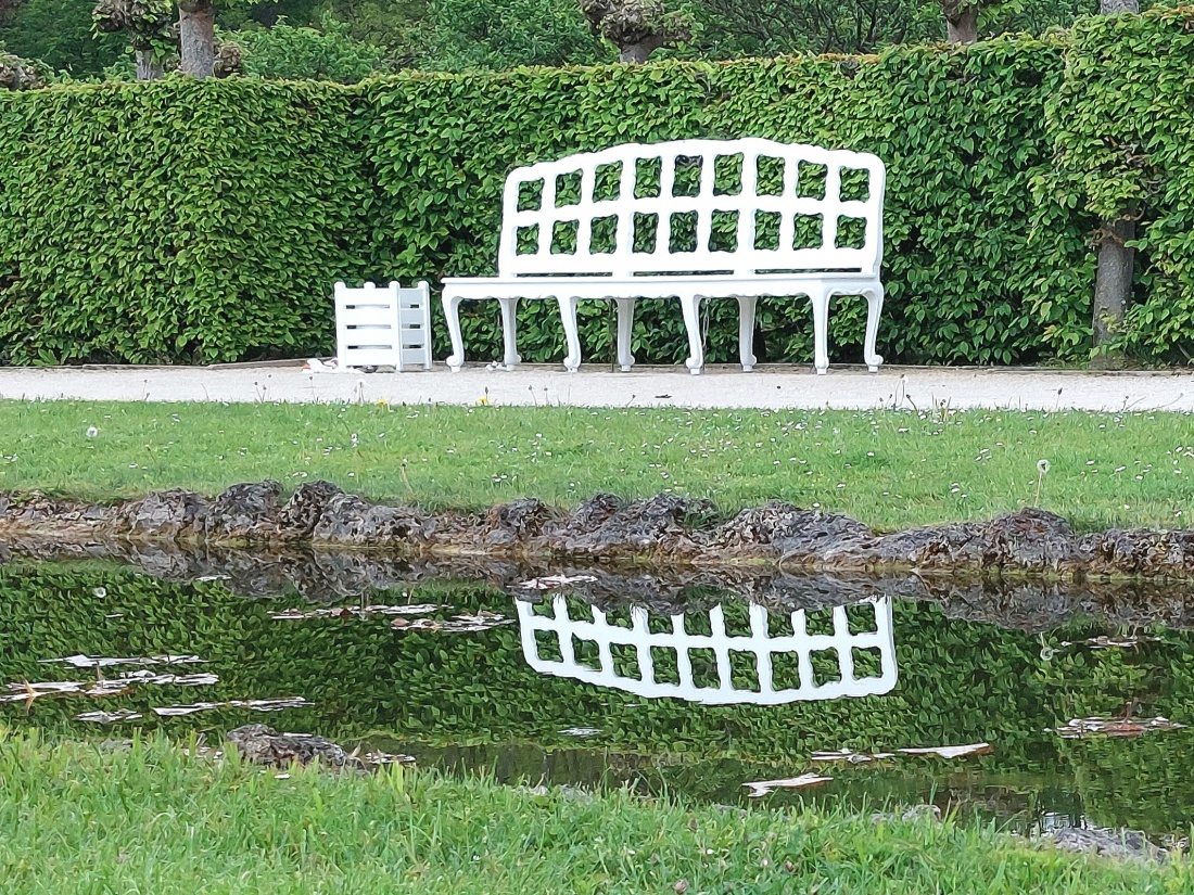 Foto: Martin Zehrer - Eine Bank spiegelt sich im Wasser. <br />
<br />
Eremitage Bayreuth... 