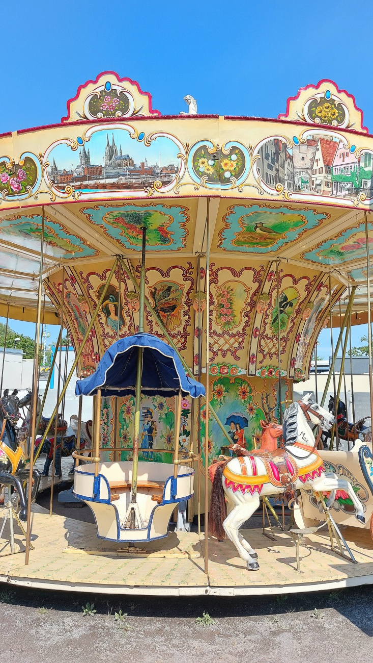 Foto: Martin Zehrer - Ein historisches Karussell auf dem Gäubodenfest in Straubing.  