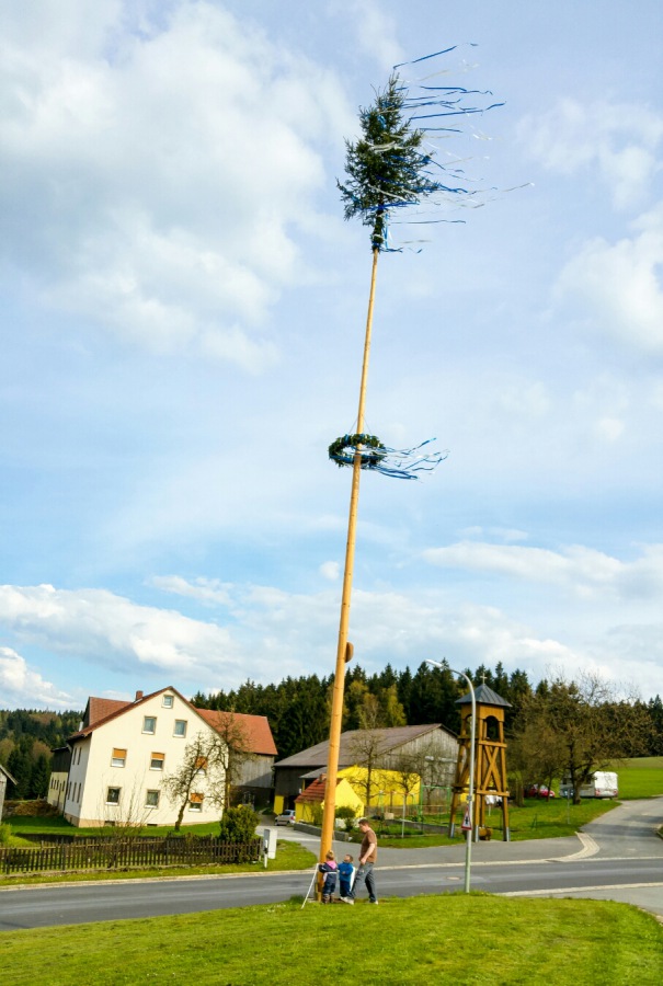 Foto: Martin Zehrer - In Godas stand der Maibaum bereits um 17:30Uhr.  