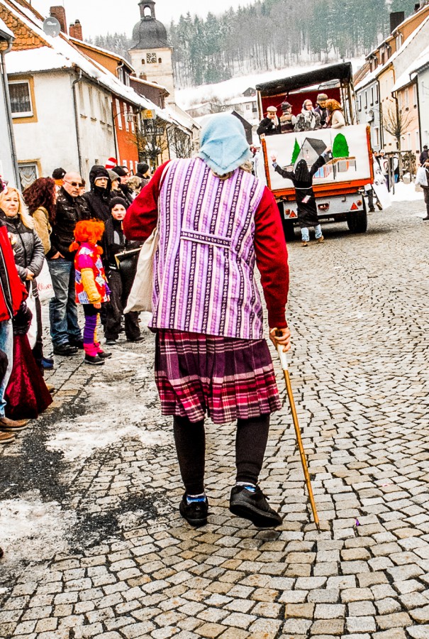 Foto: Martin Zehrer - Faschingszug durch Waldeck. Am Sonntag, den 15.2.2015 war es wieder so weit. Ein langer Zug<br />
mit zig Gaudiwagen und Hunderten Narren zog durch den Waldecker Markt. Mit vi 