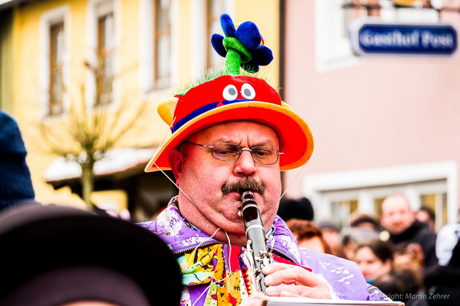 Foto: Martin Zehrer - Faschingszug durch Waldeck. Am Sonntag, den 15.2.2015 war es wieder so weit. Ein langer Zug<br />
mit zig Gaudiwagen und Hunderten Narren zog durch den Waldecker Markt. Mit vi 