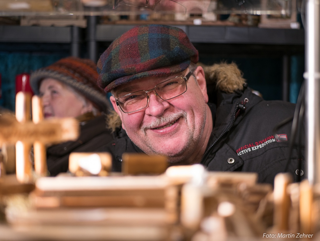 Foto: Martin Zehrer - Verkauft Holz-Kunst und Krippen auf dem Candle-Light-Shopping 2017 in Kemnath 