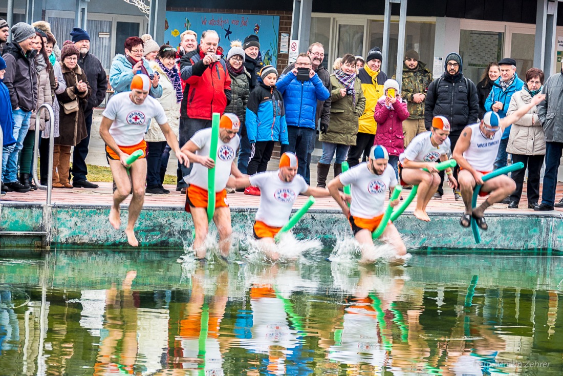 Foto: Martin Zehrer - Neujahrs-Schwimmen in Immenreuth bei ca. -5 Grad Außentemperatur und im eisig kalten Wasser...<br />
<br />
Bereits das 15. Mal springen nur die härtesten Badegäste ins Wasser des  