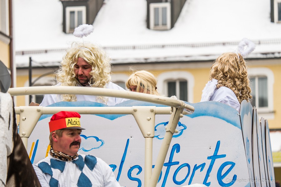 Foto: Martin Zehrer - Faschingszug durch Waldeck. Am Sonntag, den 15.2.2015 war es wieder so weit. Ein langer Zug<br />
mit zig Gaudiwagen und Hunderten Narren zog durch den Waldecker Markt. Mit vi 