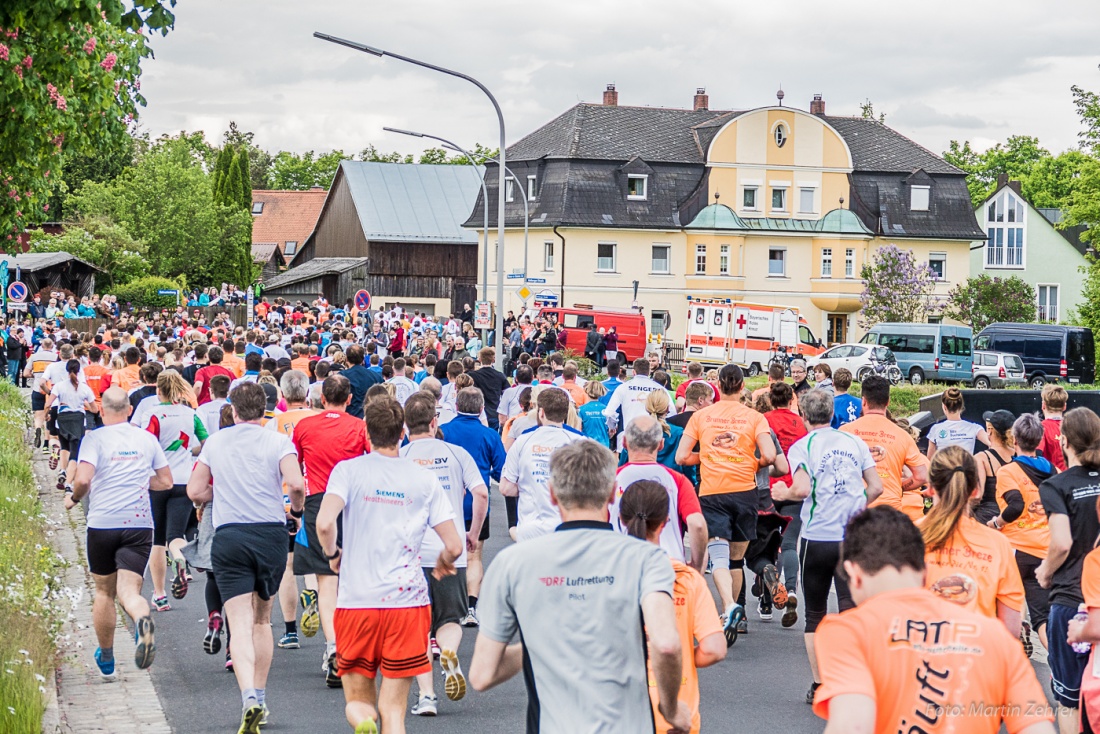 Foto: Martin Zehrer - Nofi-Lauf 2017: Start am Stadtplatz und Ziel beim Siemens... 5,9 Kilometer durch Kemnath und rund herum. Mehr als 8000 Teilnehmer fanden sich in Kemnath zusammen um die S 