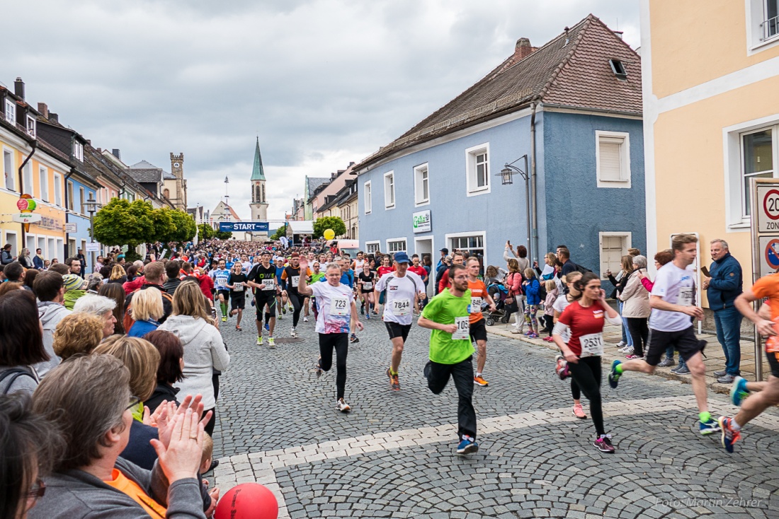 Foto: Martin Zehrer - Nofi-Lauf 2017: Start am Stadtplatz und Ziel beim Siemens... 5,9 Kilometer durch Kemnath und rund herum. Mehr als 8000 Teilnehmer fanden sich in Kemnath zusammen um die S 