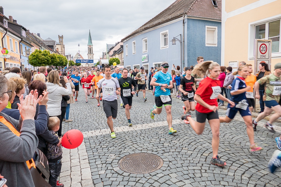 Foto: Martin Zehrer - Nofi-Lauf 2017: Start am Stadtplatz und Ziel beim Siemens... 5,9 Kilometer durch Kemnath und rund herum. Mehr als 8000 Teilnehmer fanden sich in Kemnath zusammen um die S 