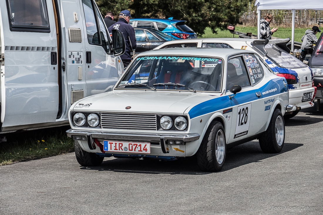 Foto: Martin Zehrer - Flugplatz Slalom Speichersdorf: Das dürfte ein Fiat 124 Sport Coupe sein... 