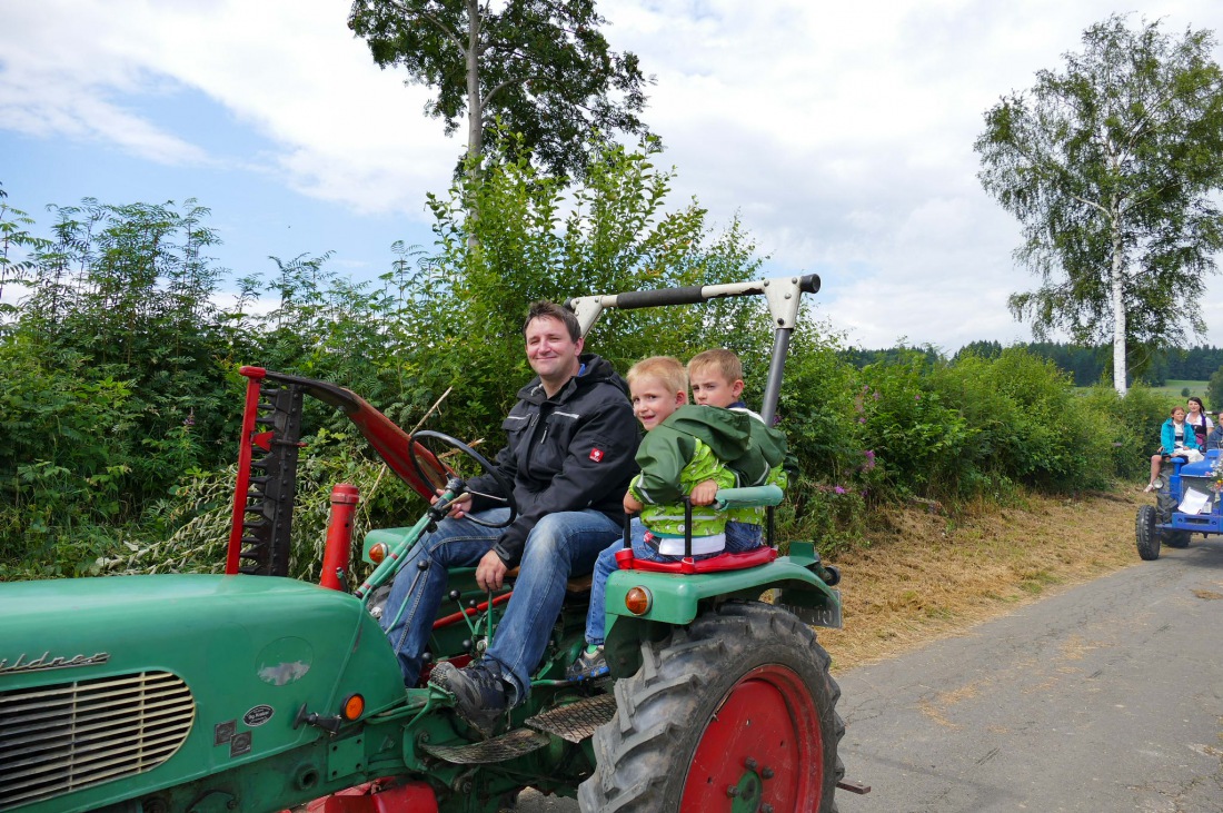 Foto: Martin Zehrer - Traktortreffen 2016 in Oberwappenöst<br />
Trotz Regen am Vormittag kamen an diesem Sonntag ca. 120 Oldtimer-Bulldogs und unzählige Besucher. Zum Mittag hin klarte das Wetter  