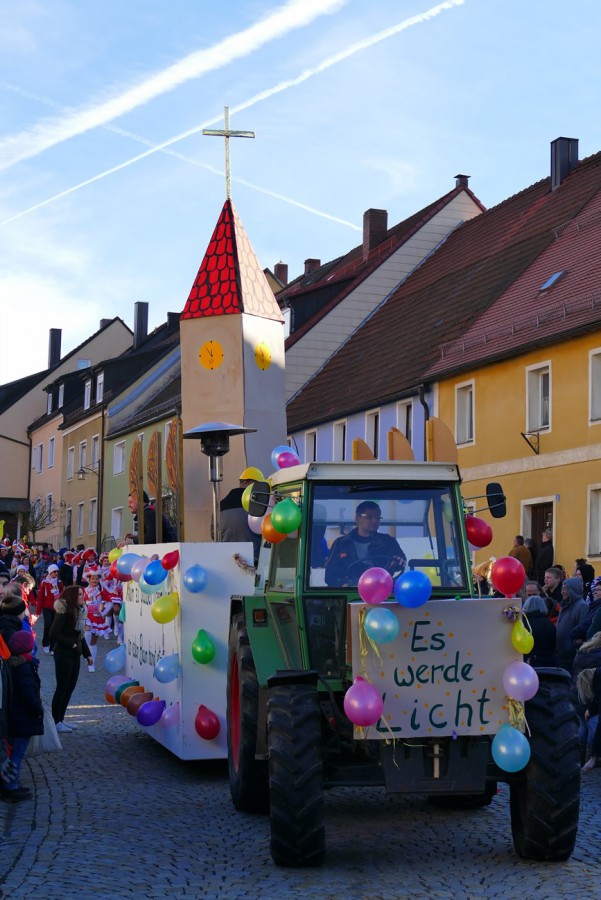 Foto: Martin Zehrer - Es werde Licht???<br />
<br />
44. Faschingszug durch Waldeck am 7. Februar 2016!<br />
<br />
Tanzen, lachen und Gaudi machen ;-)<br />
<br />
Viele Gaudiwagen und unzählige Besucher trafen in Waldec 