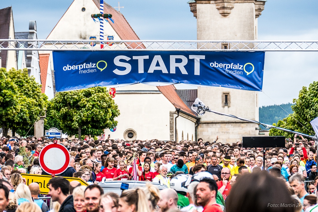 Foto: Martin Zehrer - Nofi-Lauf 2017: Start am Stadtplatz und Ziel beim Siemens... 5,9 Kilometer durch Kemnath und rund herum. Mehr als 8000 Teilnehmer fanden sich in Kemnath zusammen um die S 