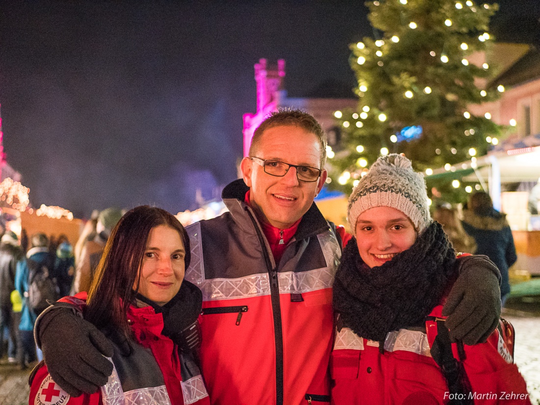 Foto: Martin Zehrer - Immer unterwegs und bereit zur Hilfe... das Rote Kreuz beim Candle-Light-Shopping 2017 in Kemnath 