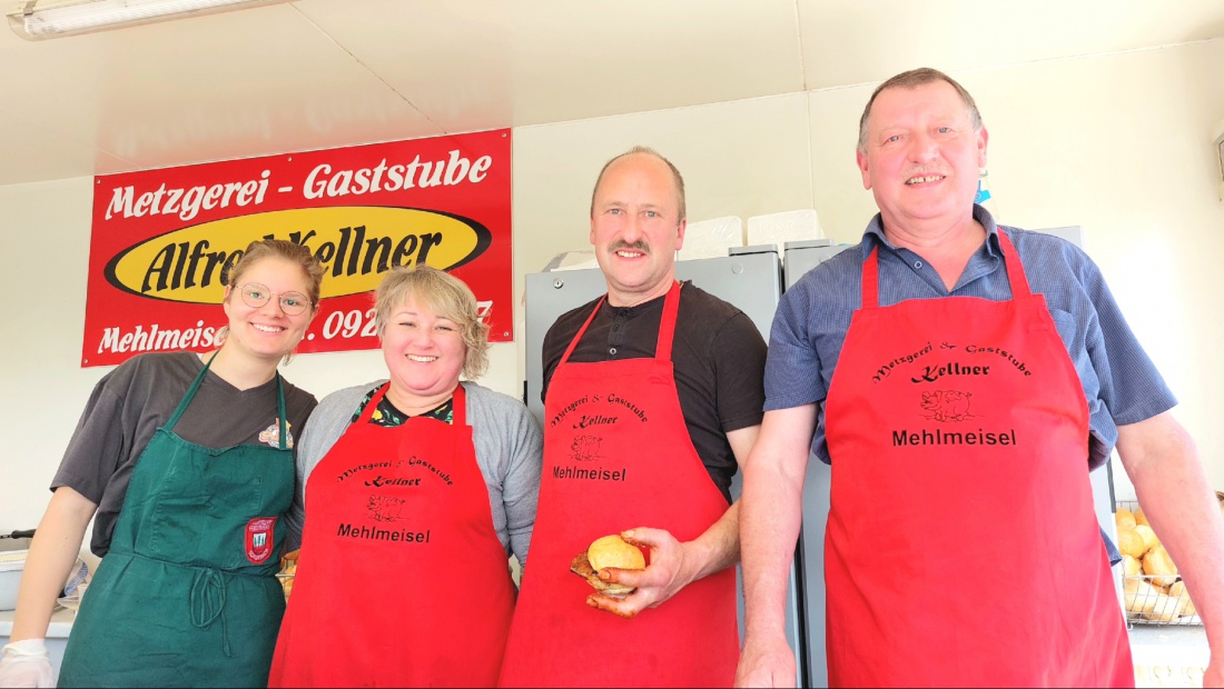 Foto: Martin Zehrer - Das Kellner-Team sorgte für leckeren Nachschub in Schurbach beim kultigen Vatertag. 