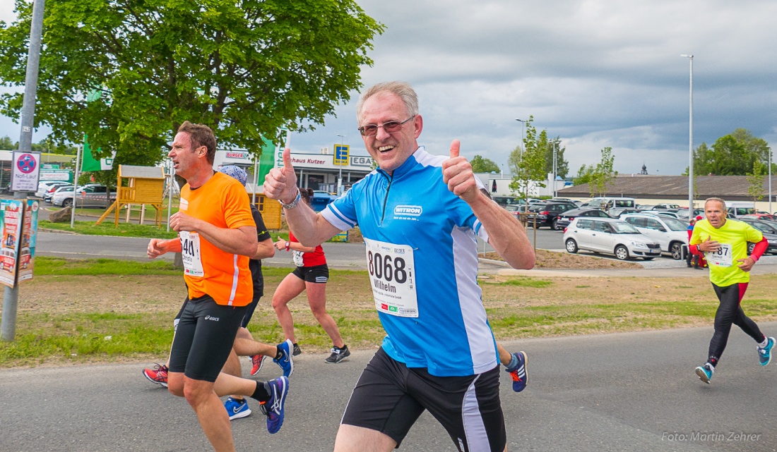 Foto: Martin Zehrer - Nofi-Lauf 2017: Start am Stadtplatz und Ziel beim Siemens... 5,9 Kilometer durch Kemnath und rund herum. Mehr als 8000 Teilnehmer fanden sich in Kemnath zusammen um die S 