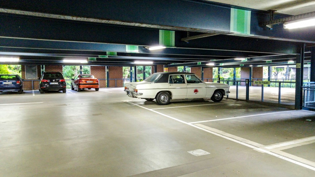 Foto: Martin Zehrer - Ein Opel Admiral im Parkhaus... 