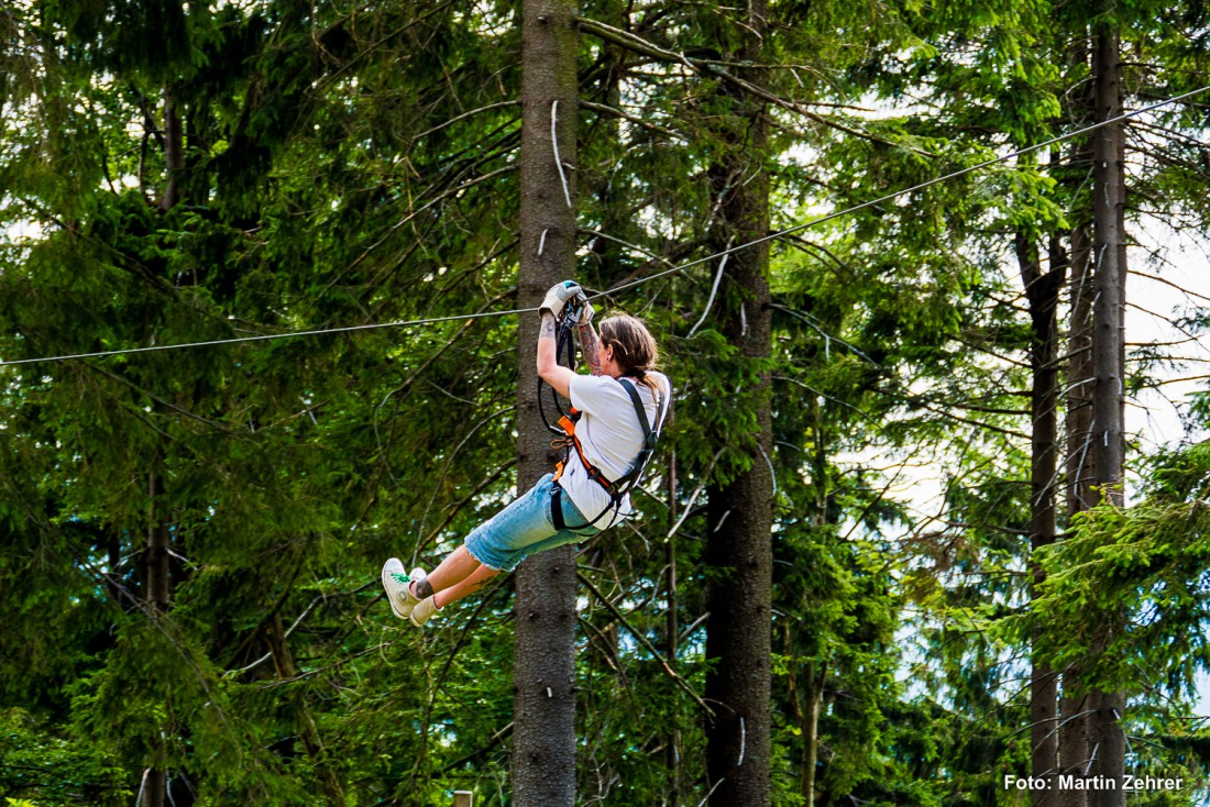 Foto: Martin Zehrer - Gerald fliegt der nächsten Baum-Plattform auf dem Ochsenkopf mit Speed entgegen ;-) 