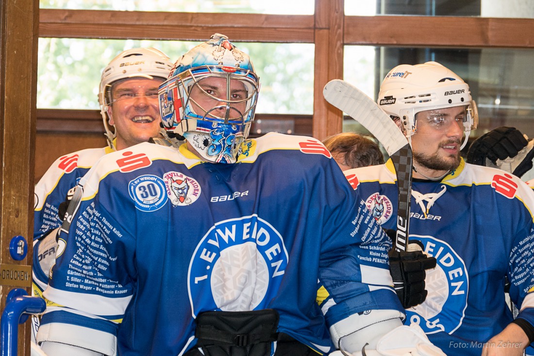 Foto: Martin Zehrer - Locker...<br />
<br />
Hinter den Kulissen...<br />
<br />
Die Blue Devils gewinnen den Vorbereitungsauftakt vor über 1000 Fans gegen den DEL2-Club Eispiraten Crimmitschau mit 5:4 nach Penal 