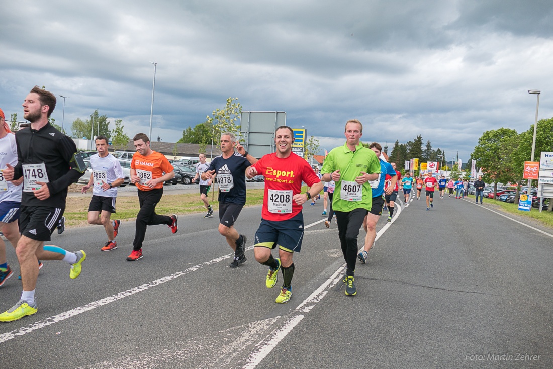 Foto: Martin Zehrer - Nofi-Lauf 2017: Start am Stadtplatz und Ziel beim Siemens... 5,9 Kilometer durch Kemnath und rund herum. Mehr als 8000 Teilnehmer fanden sich in Kemnath zusammen um die S 