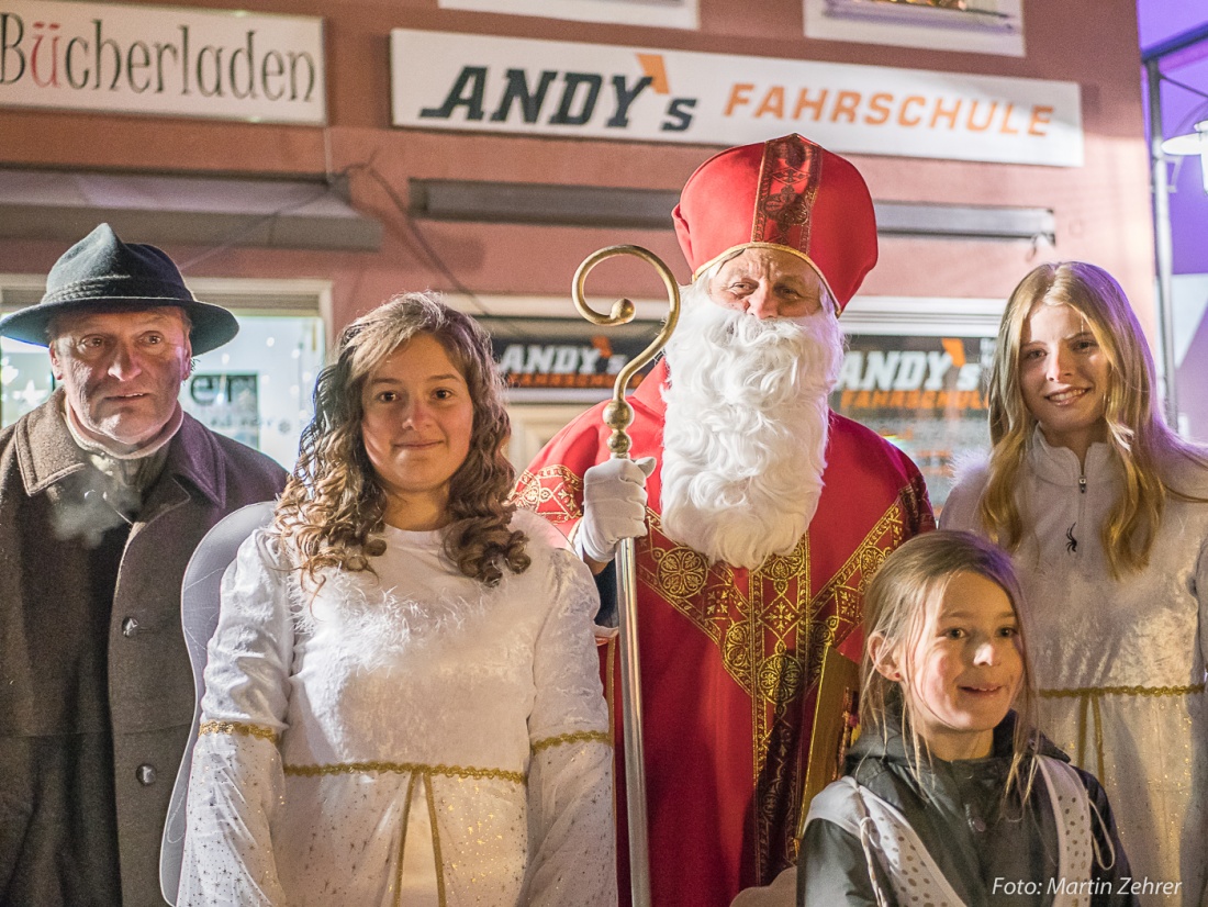 Foto: Martin Zehrer - Der Nikolaus mit Anhang beim Candle-Light-Shopping 2017 in Kemnath 