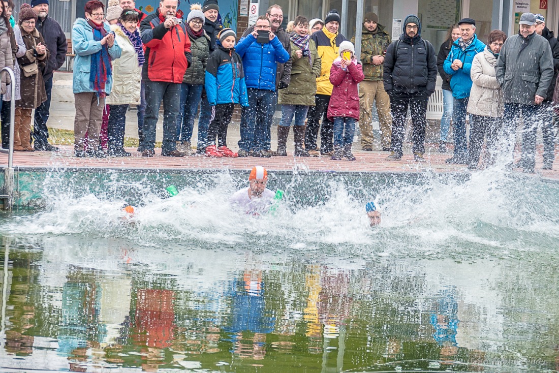 Foto: Martin Zehrer - Neujahrs-Schwimmen in Immenreuth bei ca. -5 Grad Außentemperatur und im eisig kalten Wasser...<br />
<br />
Bereits das 15. Mal springen nur die härtesten Badegäste ins Wasser des  