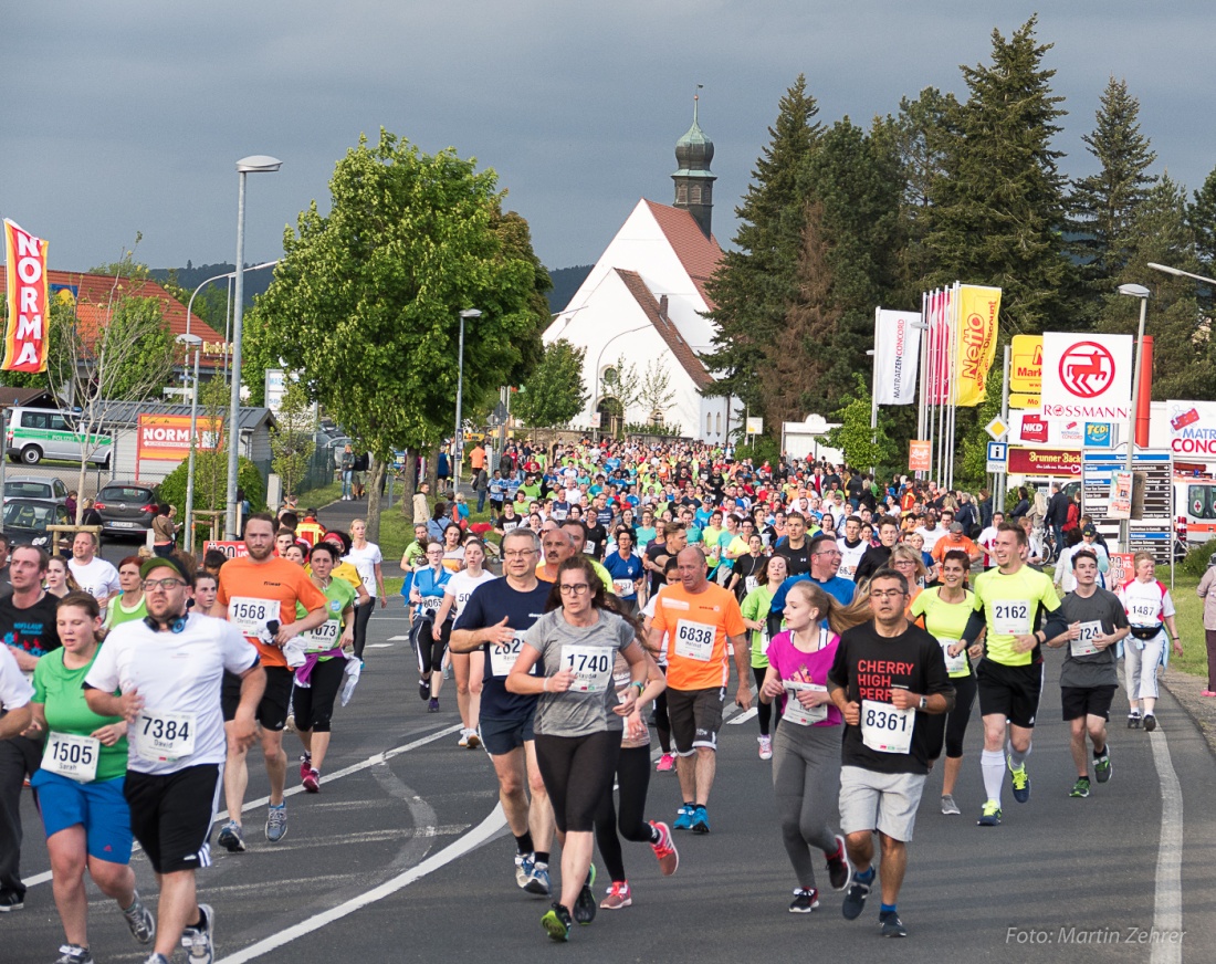 Foto: Martin Zehrer - Nofi-Lauf 2017: Start am Stadtplatz und Ziel beim Siemens... 5,9 Kilometer durch Kemnath und rund herum. Mehr als 8000 Teilnehmer fanden sich in Kemnath zusammen um die S 