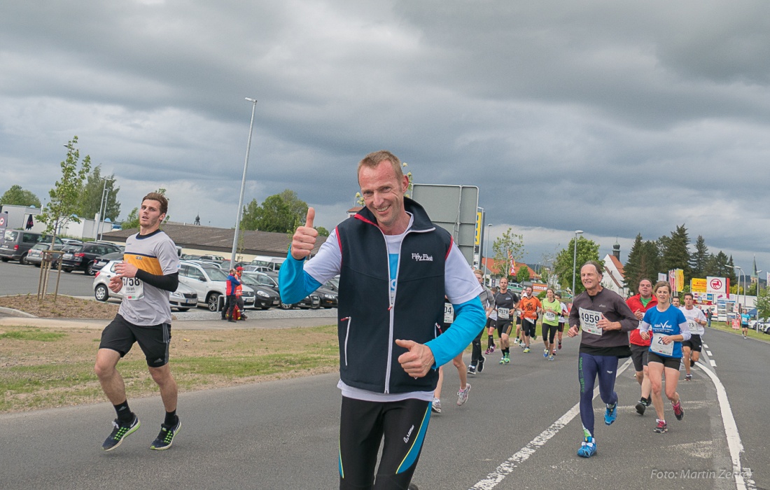 Foto: Martin Zehrer - Nofi-Lauf 2017: Start am Stadtplatz und Ziel beim Siemens... 5,9 Kilometer durch Kemnath und rund herum. Mehr als 8000 Teilnehmer fanden sich in Kemnath zusammen um die S 