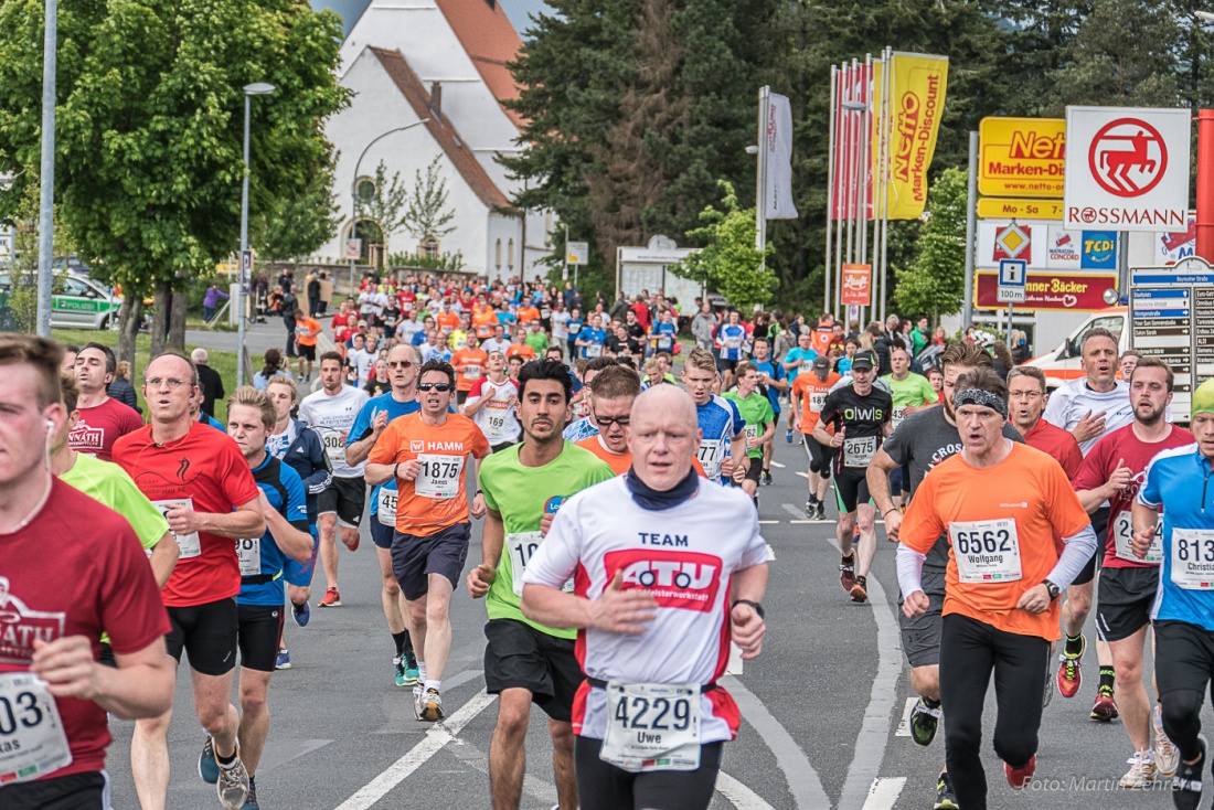 Foto: Martin Zehrer - Nofi-Lauf 2017: Start am Stadtplatz und Ziel beim Siemens... 5,9 Kilometer durch Kemnath und rund herum. Mehr als 8000 Teilnehmer fanden sich in Kemnath zusammen um die S 