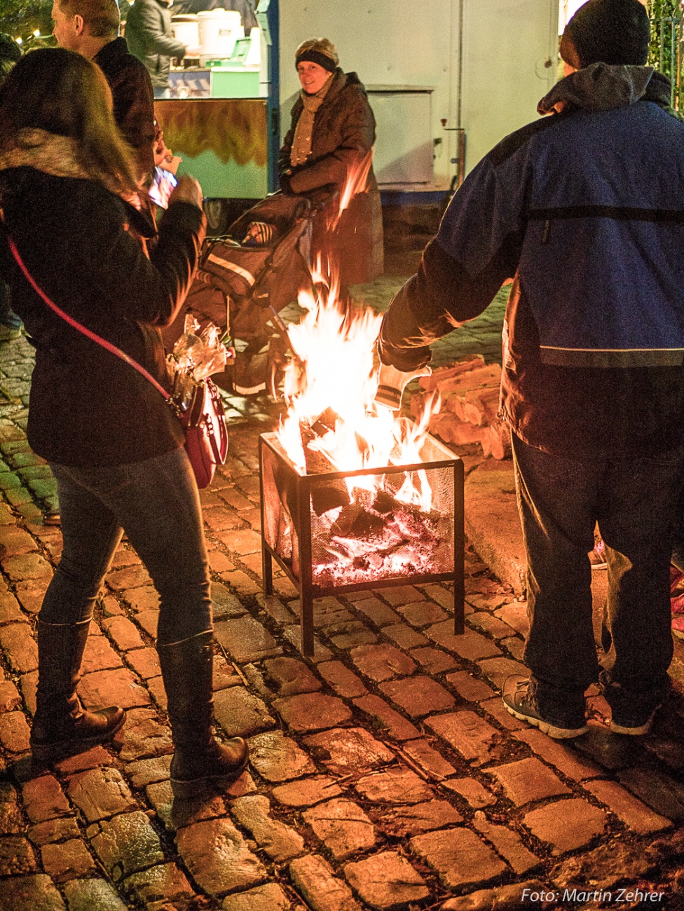 Foto: Martin Zehrer - Einfach mal am Feuer aufwärmen...<br />
<br />
Candle-Light-Shopping 2017 in Kemnath 