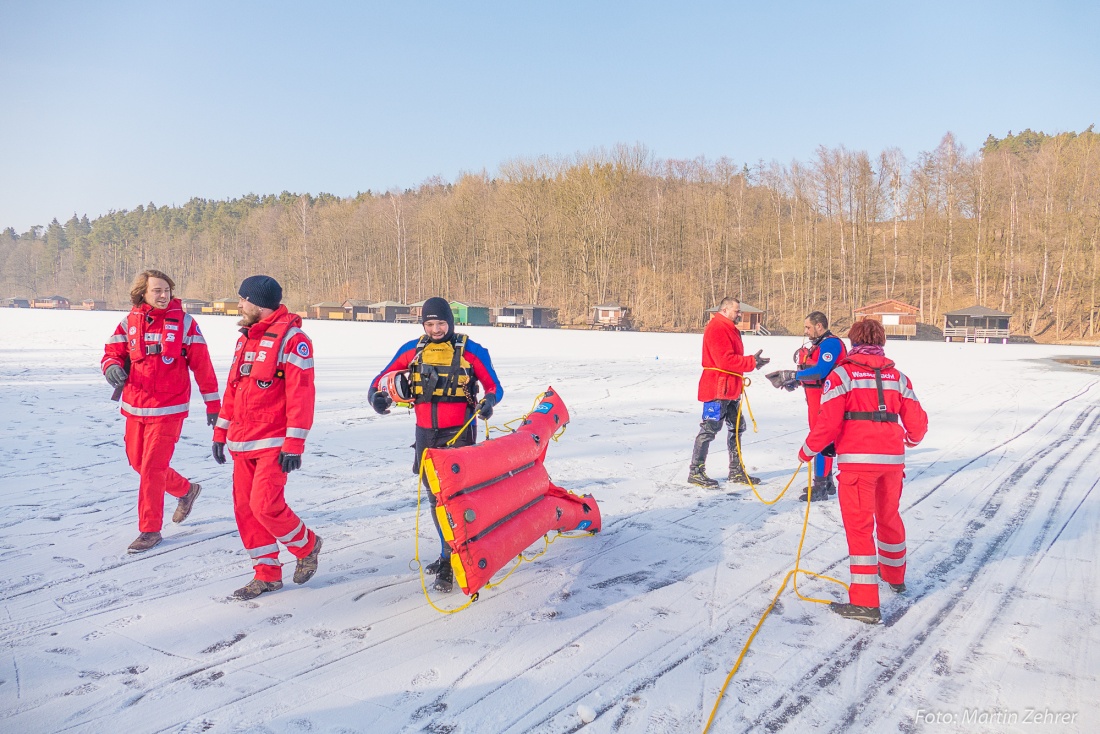 Foto: Martin Zehrer - Übungs-Einsatz der Wasserwacht Eschenbach. Es wurde eine im Eis eingebrochene Person simuliert, die dann unter Einsatz von mehreren Wasserwachtlern und Bergungswerkzeug g 