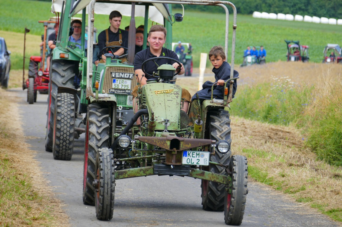 Foto: Martin Zehrer - Traktortreffen 2016 in Oberwappenöst<br />
Trotz Regen am Vormittag kamen an diesem Sonntag ca. 120 Oldtimer-Bulldogs und unzählige Besucher. Zum Mittag hin klarte das Wetter  