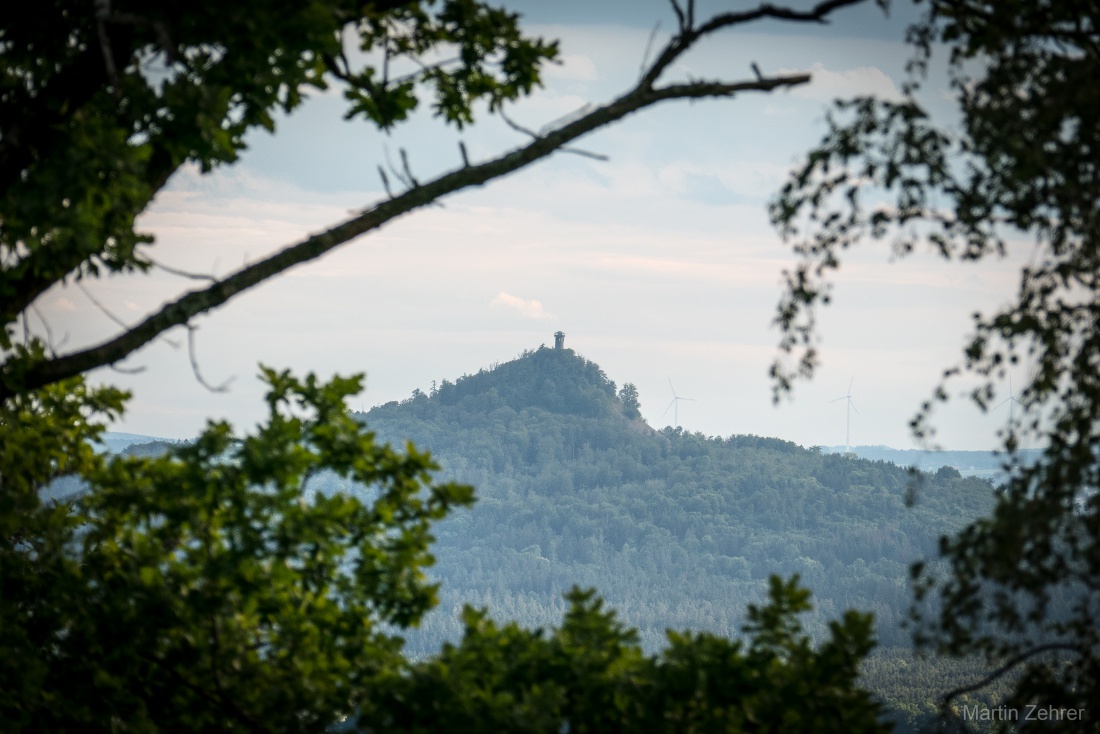 Foto: Martin Zehrer - Der Rauhe Kulm bei Neustadt am Kulm von Godas aus gesehen.<br />
<br />
Der Vulkankegel gilt auch als Naturwunder... Man kann bis zur obersten Spitze des Turms hochwandern und eine 