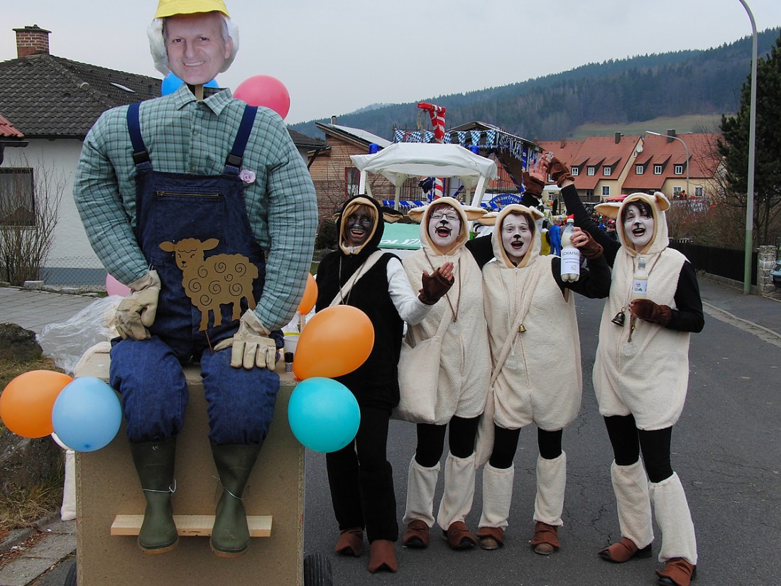 Foto: Martin Zehrer - Der Schrembs Hans, Wirt vom Goldenen Engel in Waldeck, beim Faschingszug in Waldeck... Mit Schäfchen ;-) 