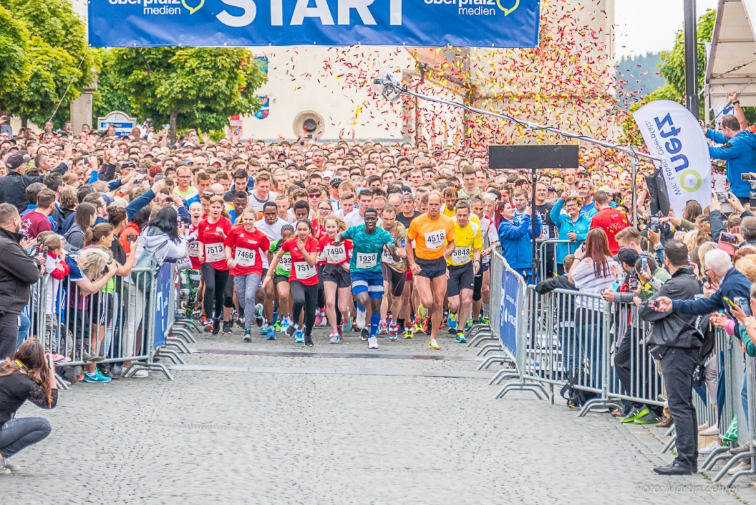 Foto: Martin Zehrer - Einmaliges Erlebnis... über 8000 Teilnehmer stürmen los!<br />
<br />
Nofi-Lauf 2017: Start am Stadtplatz und Ziel beim Siemens... 5,9 Kilometer durch Kemnath und rund herum. Mehr  