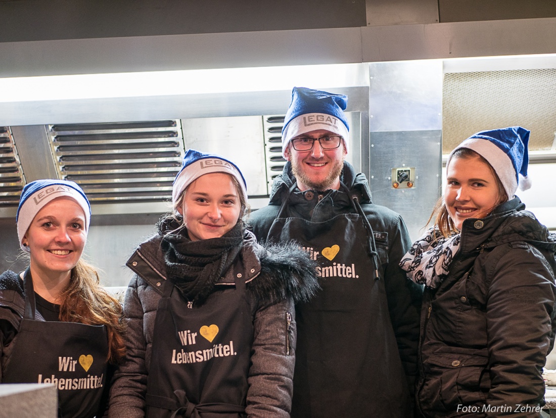 Foto: Martin Zehrer - Sie lieben Lebensmittel... gesehen beim Candle-Light-Shopping 2017 in Kemnath 