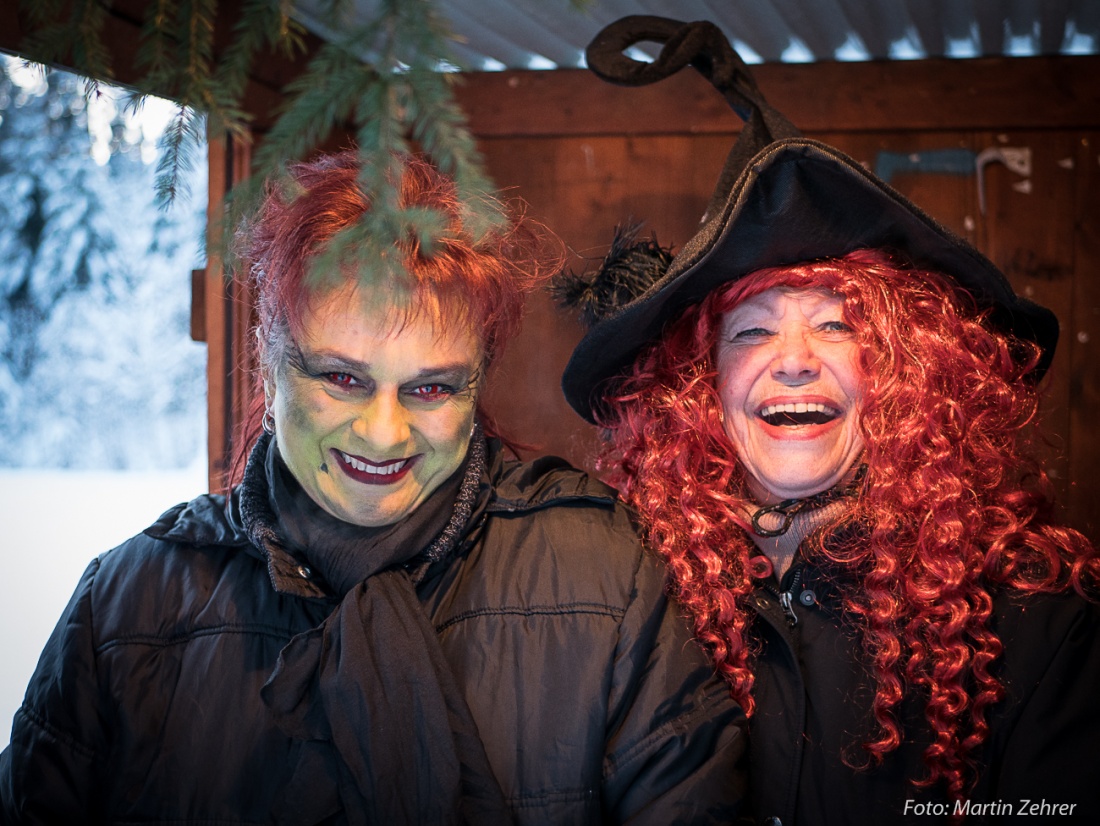 Foto: Martin Zehrer - Zwei Hexen sorgen für die Verköstigung der Besucher während der Rauhnacht an der Glasschleif bei Pullenreuth... :-) 