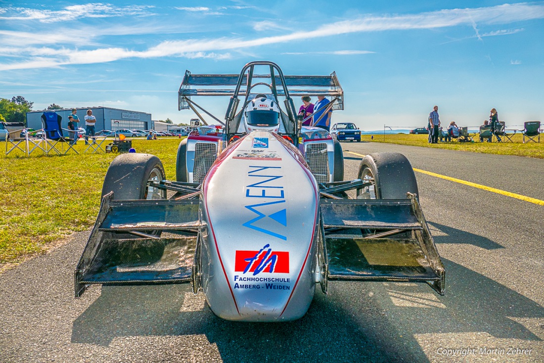 Foto: Martin Zehrer - Kurz vorm Start: Ein ehemaliges Formula-Student-Rennfahrzeug der FH-Amberg fährt beim Flugplatz-Slalom in Bindlach mit... 