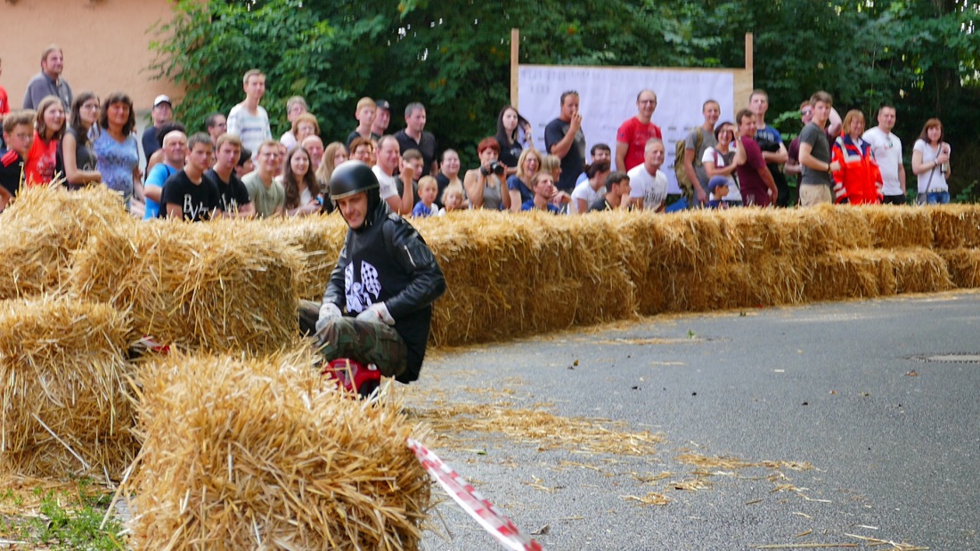 Foto: Martin Zehrer - Zu schnell - Millisekunden vorm Einschlag...<br />
<br />
Genial - Die legendären Bobbycar Meisterschaft in Preißach. <br />
"Den of Vice" veranstaltete heute das 3. Bobbycar-Rennen dur 