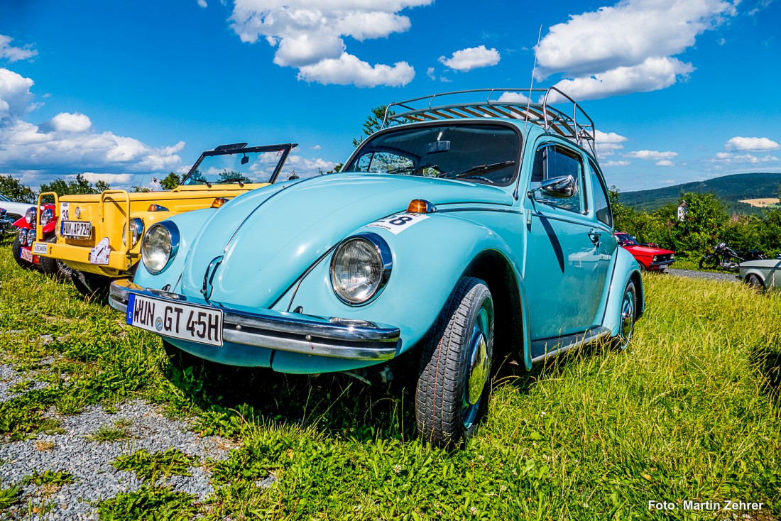 Foto: Martin Zehrer - Ein himmelblauer Käfer unter blauem Himmel. Der Fotograf fuhr einst den selben Käfer mit er selben wunderschönen blauen Farbe. <br />
Gesehen wurde der Käfer auf dem Armesberg 