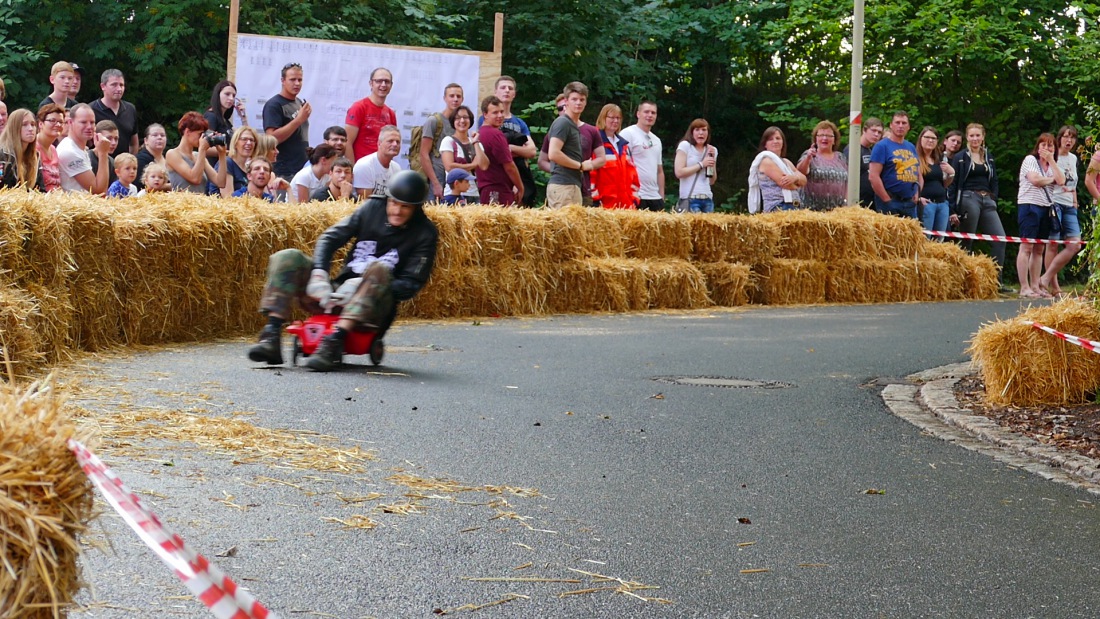 Foto: Martin Zehrer - Mit Über-Speed in dei Kurve...<br />
<br />
Genial - Die legendären Bobbycar Meisterschaft in Preißach. <br />
"Den of Vice" veranstaltete heute das 3. Bobbycar-Rennen durch die Ortscha 