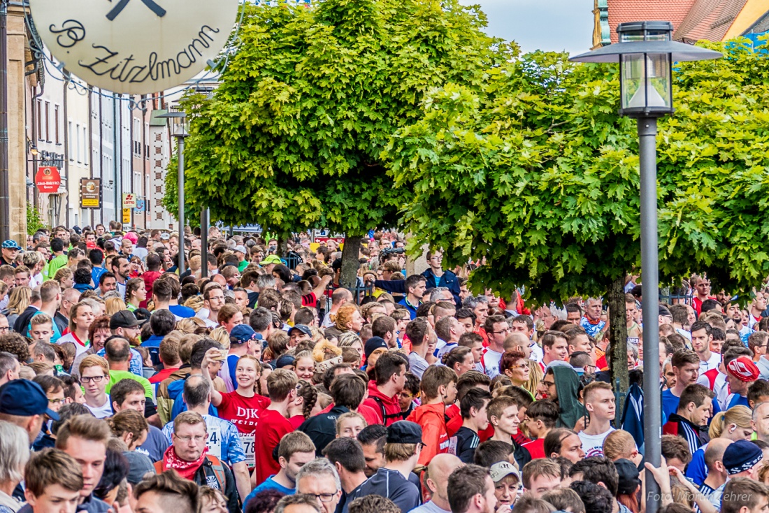 Foto: Martin Zehrer - Nofi-Lauf 2017: Start am Stadtplatz und Ziel beim Siemens... 5,9 Kilometer durch Kemnath und rund herum. Mehr als 8000 Teilnehmer fanden sich in Kemnath zusammen um die S 