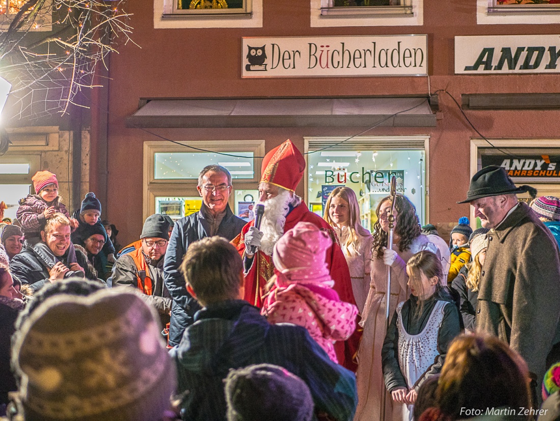 Foto: Martin Zehrer - Der Nikolaus, der kemnather Bürgermeister Werner Nickl und viele Kinder beim Candle-Light-Shopping 2017 in Kemnath ;-) 