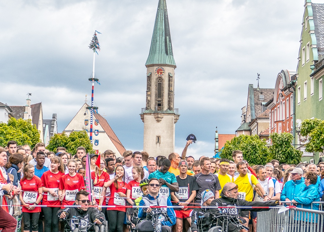 Foto: Martin Zehrer - Nofi-Lauf 2017: Start am Stadtplatz und Ziel beim Siemens... 5,9 Kilometer durch Kemnath und rund herum. Mehr als 8000 Teilnehmer fanden sich in Kemnath zusammen um die S 