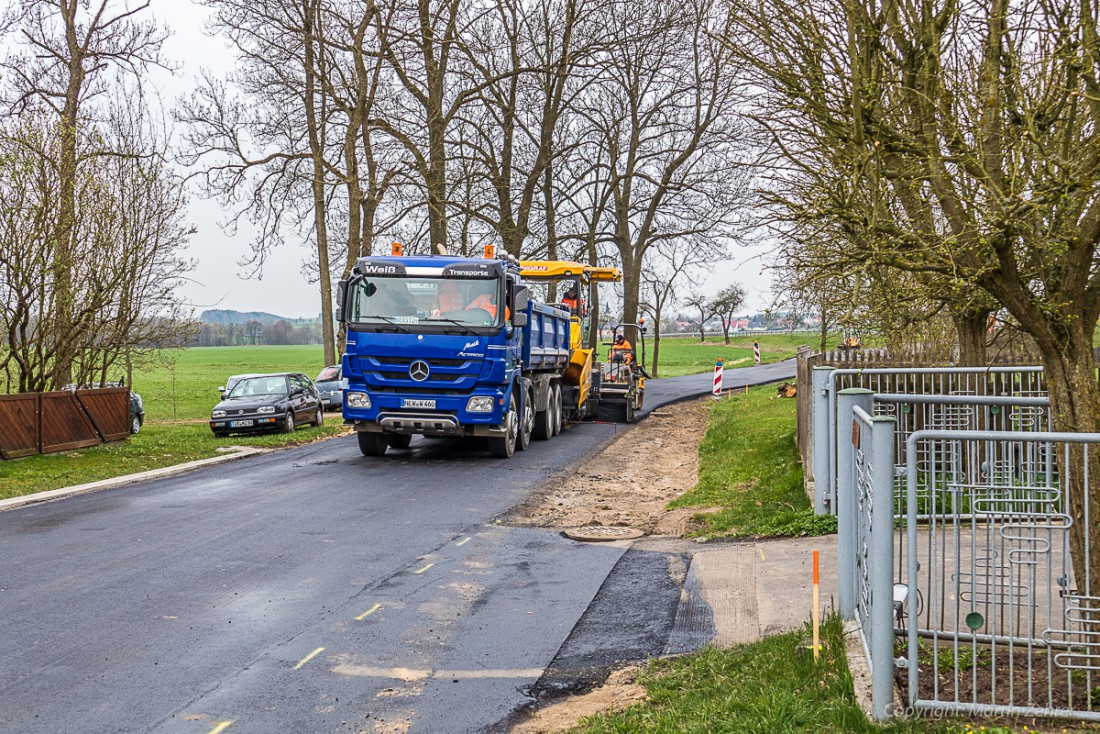 Foto: Martin Zehrer - Walzen, Teermaschine, LKWs und die Mitarbeiter der Fa. Markgraf rückten Mitte April 2015 in Zinst an, um die Ortsdurchfahrt neu zu teeren. Binnen kurzer Zeit konnten die  