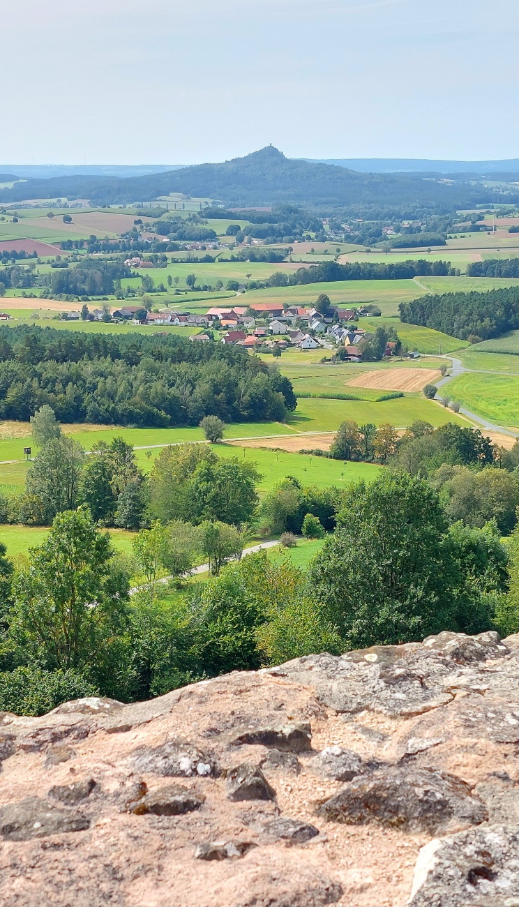 Foto: Martin Zehrer - Herrliche Aussicht vom Schlossberg aus.<br />
Im Hintergrund ist der Vulkankegel Rauher Kulm zu erkennen. 