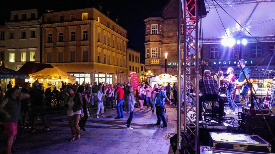 Foto: Martin Zehrer - Weinfest in Bayreuth... Von der Bühne schallte Rock aus den 70ern, es wurde getanzt bis die Absätze glühten! ;-) 