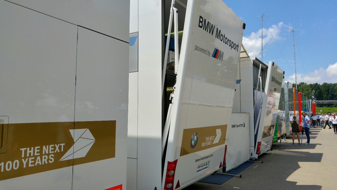 Foto: Martin Zehrer - DTM-Wochenende am Norisring<br />
- Klappe auf, Fahrzeug rein oder raus... Die Teams reisen mit riesigen trailer an... 